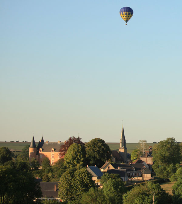 Survol du château de Hannaches en montgolfière